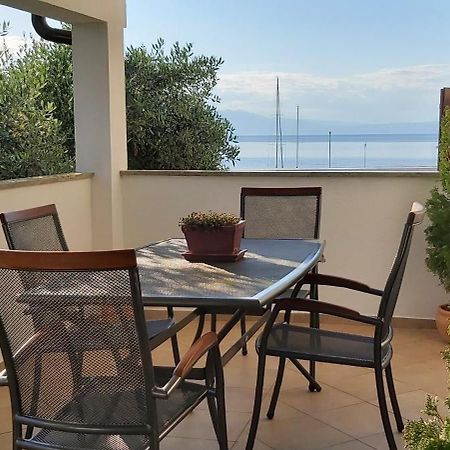 Apartment Iva Njivice Rom bilde